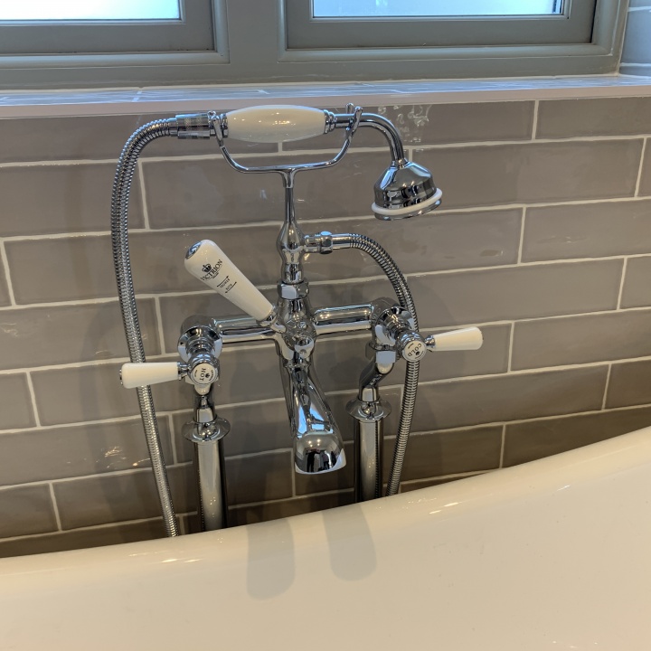 Main Bathroom: Cradle bath shower mixer